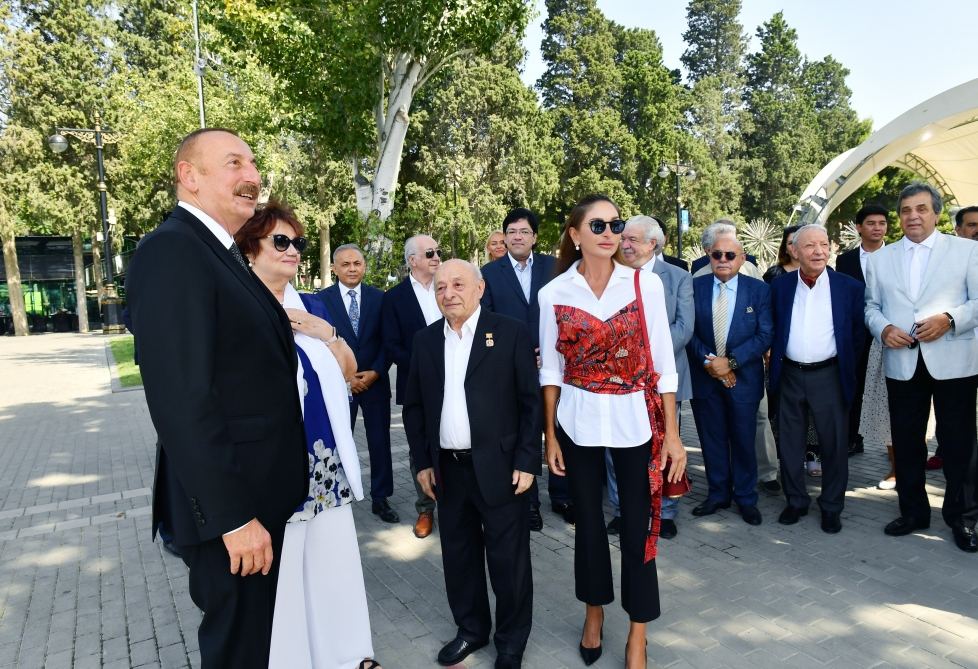 Президент Ильхам Алиев и Первая леди Мехрибан Алиева приняли участие в открытии памятника Муслиму Магомаеву в  Бакинском приморском национальном парке (ФОТО/ВИДЕО)