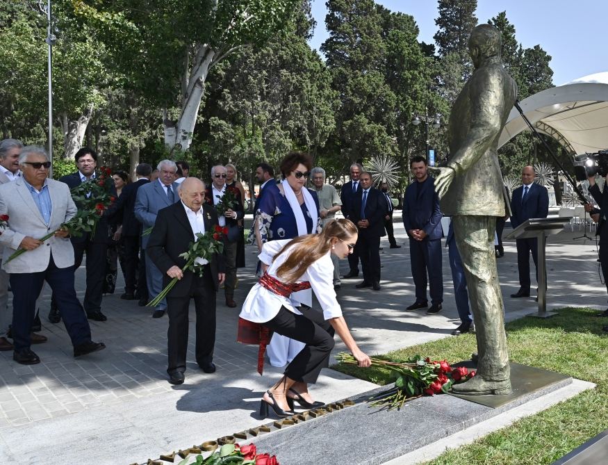 Президент Ильхам Алиев и Первая леди Мехрибан Алиева приняли участие в открытии памятника Муслиму Магомаеву в  Бакинском приморском национальном парке (ФОТО/ВИДЕО)