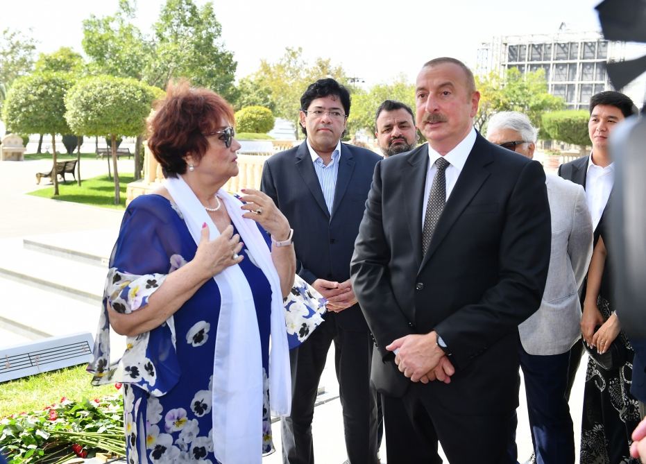 Президент Ильхам Алиев и Первая леди Мехрибан Алиева приняли участие в открытии памятника Муслиму Магомаеву в  Бакинском приморском национальном парке (ФОТО/ВИДЕО)