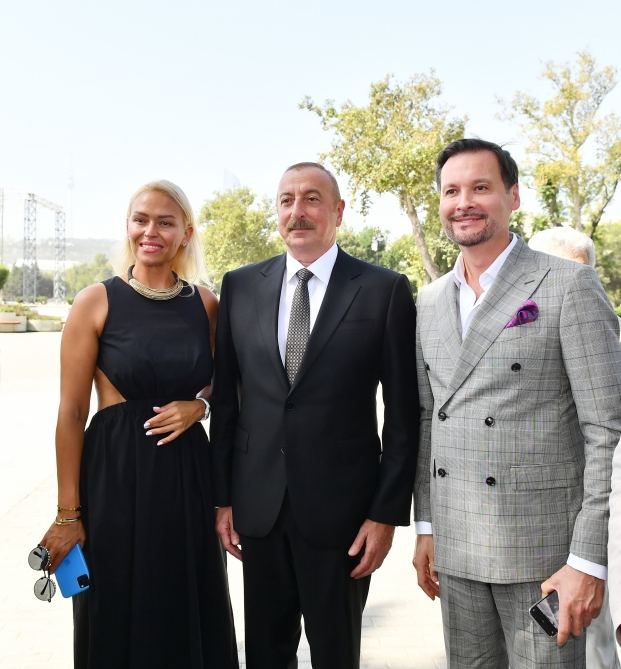Президент Ильхам Алиев и Первая леди Мехрибан Алиева приняли участие в открытии памятника Муслиму Магомаеву в  Бакинском приморском национальном парке (ФОТО/ВИДЕО)