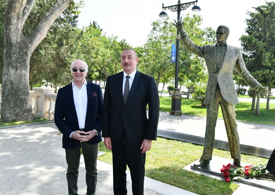 Президент Ильхам Алиев и Первая леди Мехрибан Алиева приняли участие в открытии памятника Муслиму Магомаеву в  Бакинском приморском национальном парке (ФОТО/ВИДЕО)
