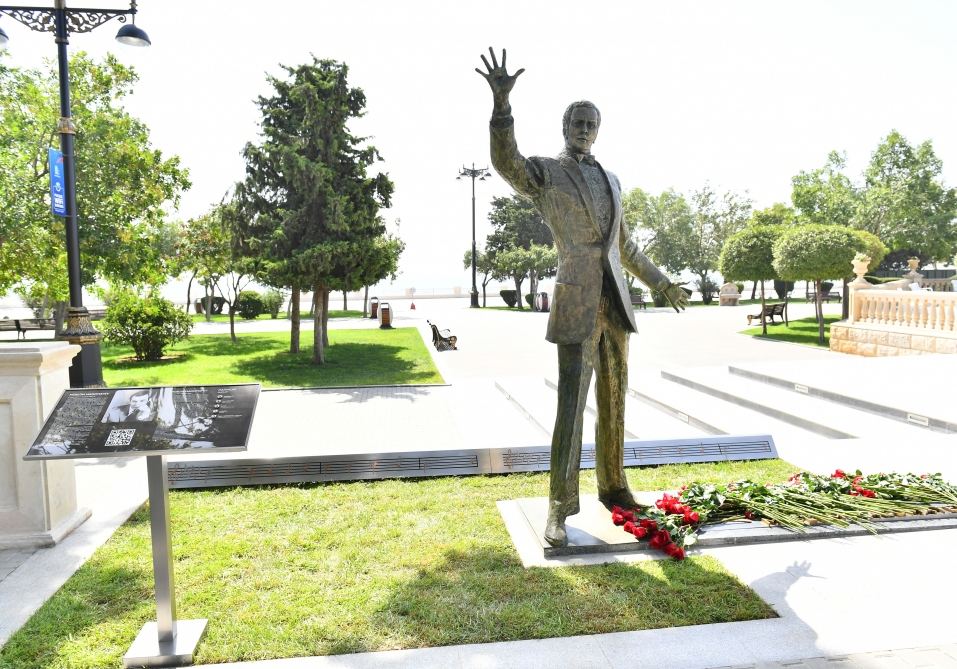Президент Ильхам Алиев и Первая леди Мехрибан Алиева приняли участие в открытии памятника Муслиму Магомаеву в  Бакинском приморском национальном парке (ФОТО/ВИДЕО)