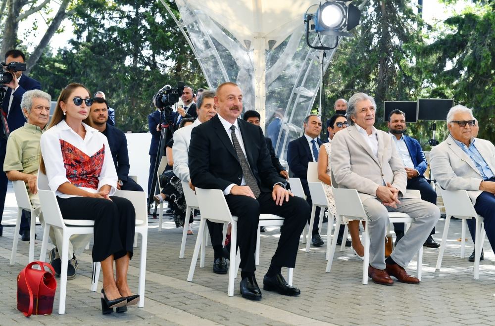 Президент Ильхам Алиев и Первая леди Мехрибан Алиева приняли участие в открытии памятника Муслиму Магомаеву в  Бакинском приморском национальном парке (ФОТО/ВИДЕО)