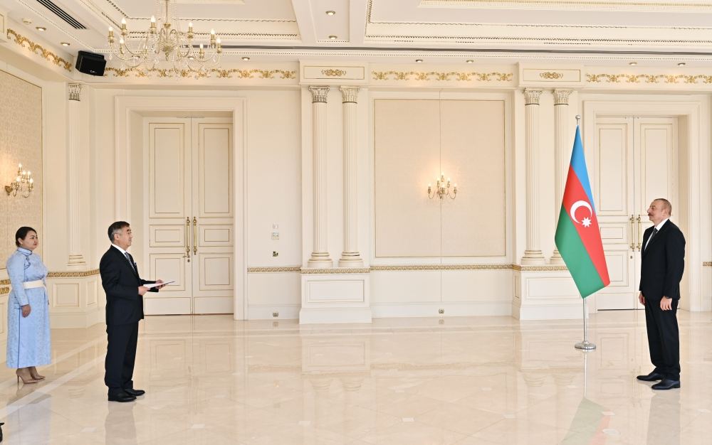 Президент Ильхам Алиев принял верительные грамоты нового посла Монголии (ФОТО/ВИДЕО)