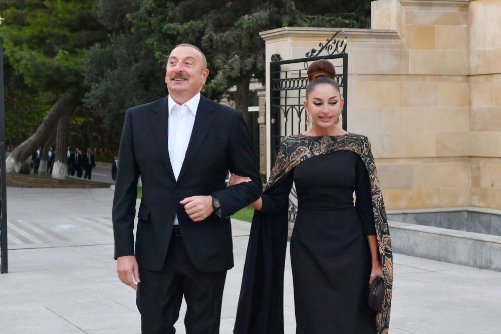 Президент Ильхам Алиев и Первая леди Мехрибан Алиева приняли участие в вечере памяти, посвященном 80-летнему юбилею Муслима Магомаева (ФОТО/ВИДЕО)