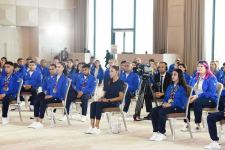 President Ilham Aliyev and First Lady Mehriban Aliyeva met with Azerbaijani athletes who succeeded in 5th Islamic Solidarity Games (PHOTO/VIDEO)