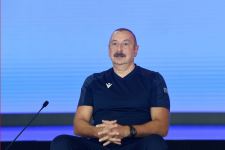 President Ilham Aliyev and First Lady Mehriban Aliyeva met with Azerbaijani athletes who succeeded in 5th Islamic Solidarity Games (PHOTO/VIDEO)