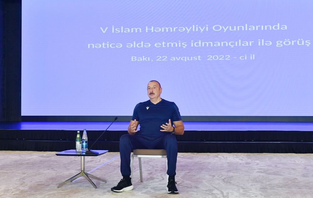 President Ilham Aliyev and First Lady Mehriban Aliyeva met with Azerbaijani athletes who succeeded in 5th Islamic Solidarity Games (PHOTO/VIDEO)