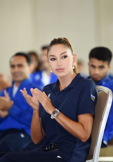 President Ilham Aliyev and First Lady Mehriban Aliyeva met with Azerbaijani athletes who succeeded in 5th Islamic Solidarity Games (PHOTO/VIDEO)