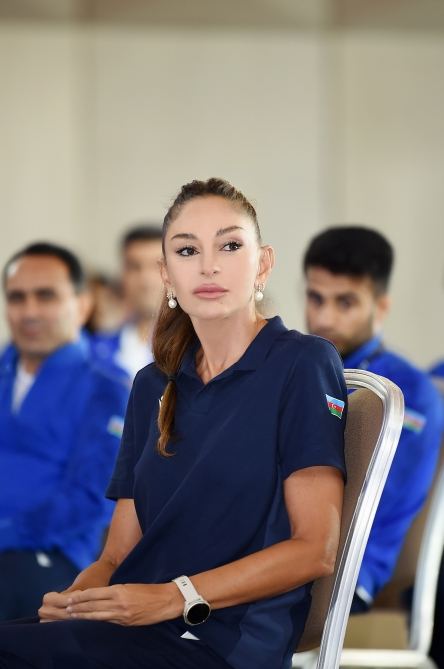 President Ilham Aliyev and First Lady Mehriban Aliyeva met with Azerbaijani athletes who succeeded in 5th Islamic Solidarity Games (PHOTO/VIDEO)