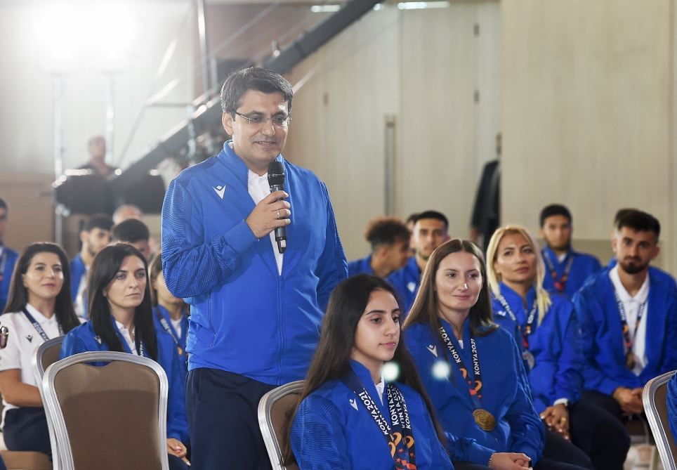 President Ilham Aliyev and First Lady Mehriban Aliyeva met with Azerbaijani athletes who succeeded in 5th Islamic Solidarity Games (PHOTO/VIDEO)