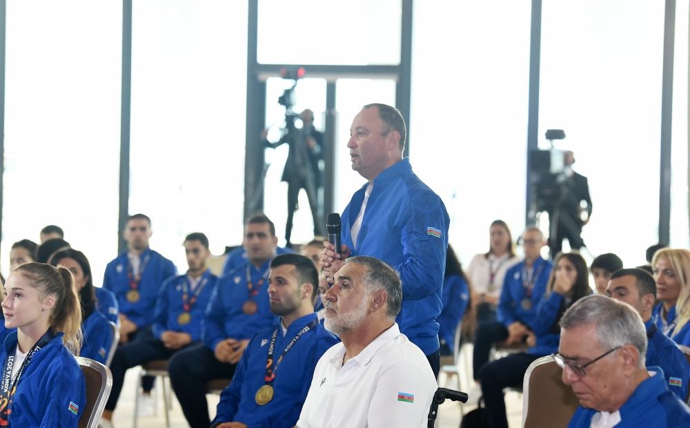 President Ilham Aliyev and First Lady Mehriban Aliyeva met with Azerbaijani athletes who succeeded in 5th Islamic Solidarity Games (PHOTO/VIDEO)