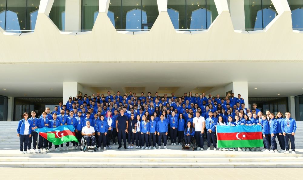 President Ilham Aliyev and First Lady Mehriban Aliyeva met with Azerbaijani athletes who succeeded in 5th Islamic Solidarity Games (PHOTO/VIDEO)