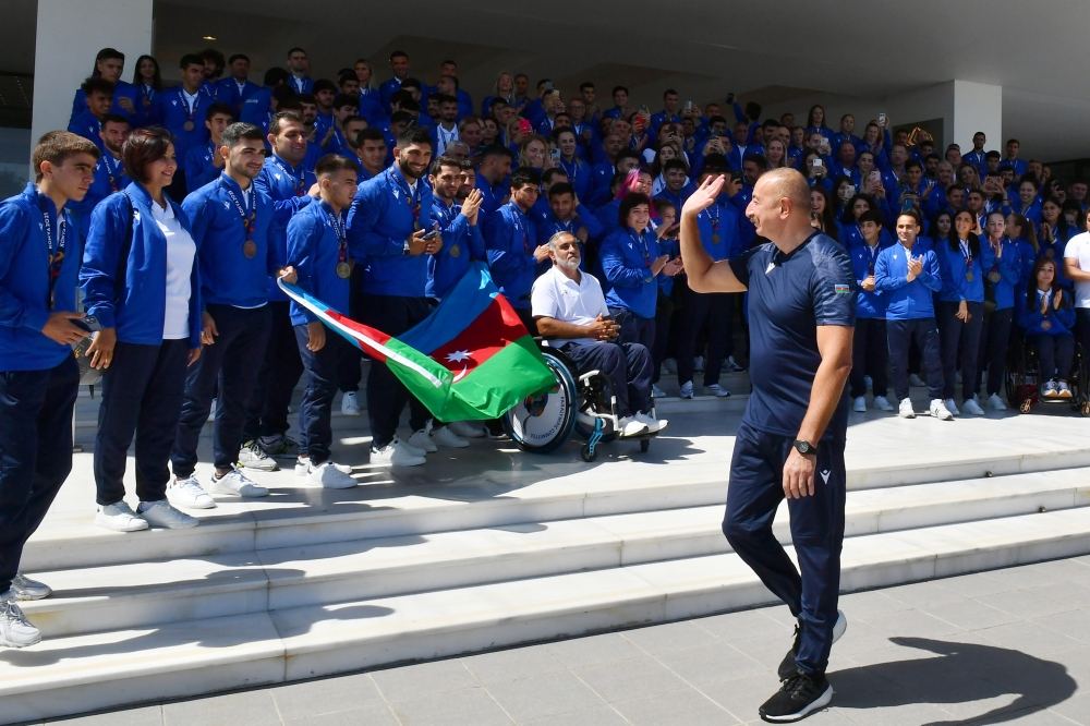 President Ilham Aliyev and First Lady Mehriban Aliyeva met with Azerbaijani athletes who succeeded in 5th Islamic Solidarity Games (PHOTO/VIDEO)