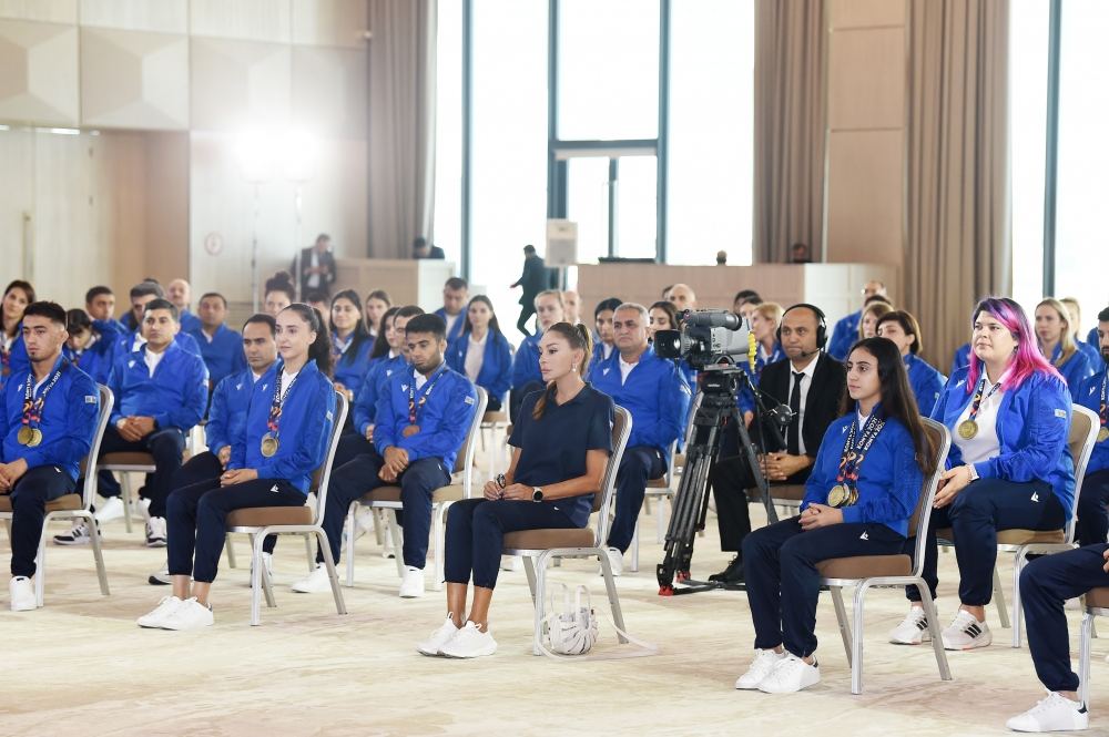 President Ilham Aliyev and First Lady Mehriban Aliyeva met with Azerbaijani athletes who succeeded in 5th Islamic Solidarity Games (PHOTO/VIDEO)