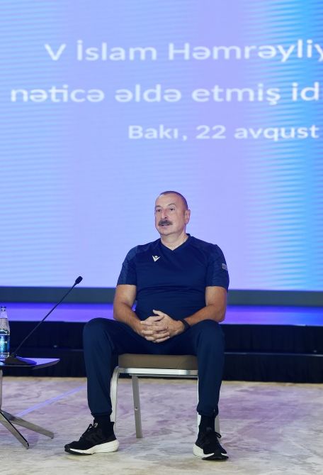 President Ilham Aliyev and First Lady Mehriban Aliyeva met with Azerbaijani athletes who succeeded in 5th Islamic Solidarity Games (PHOTO/VIDEO)