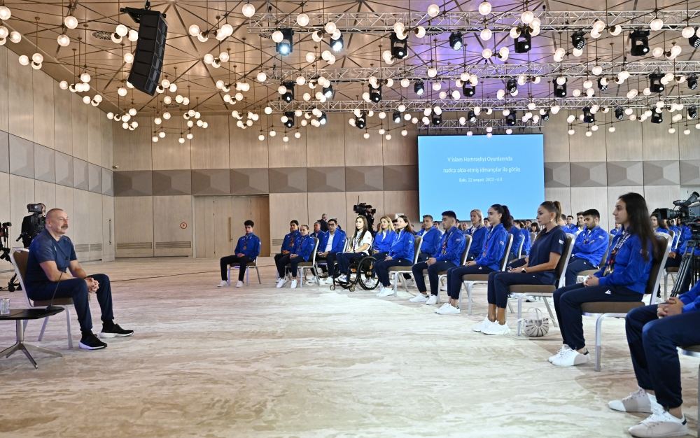 President Ilham Aliyev and First Lady Mehriban Aliyeva met with Azerbaijani athletes who succeeded in 5th Islamic Solidarity Games (PHOTO/VIDEO)