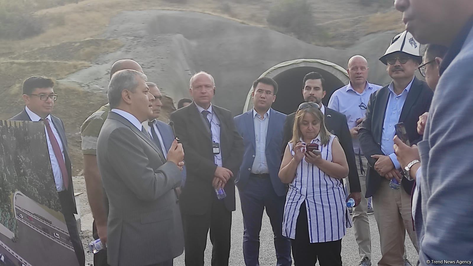 Представители дипкорпуса осмотрели тоннель, строительство которого завершается на автодороге Ахмедбейли-Физули-Шуша (ФОТО)