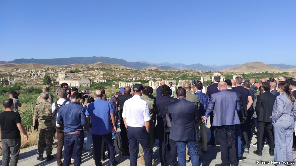 Representatives of diplomatic corps inspect old center of Azerbaijani Fuzuli city (PHOTO)