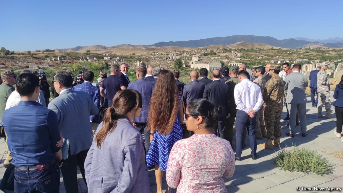 Representatives of diplomatic corps inspect old center of Azerbaijani Fuzuli city (PHOTO)