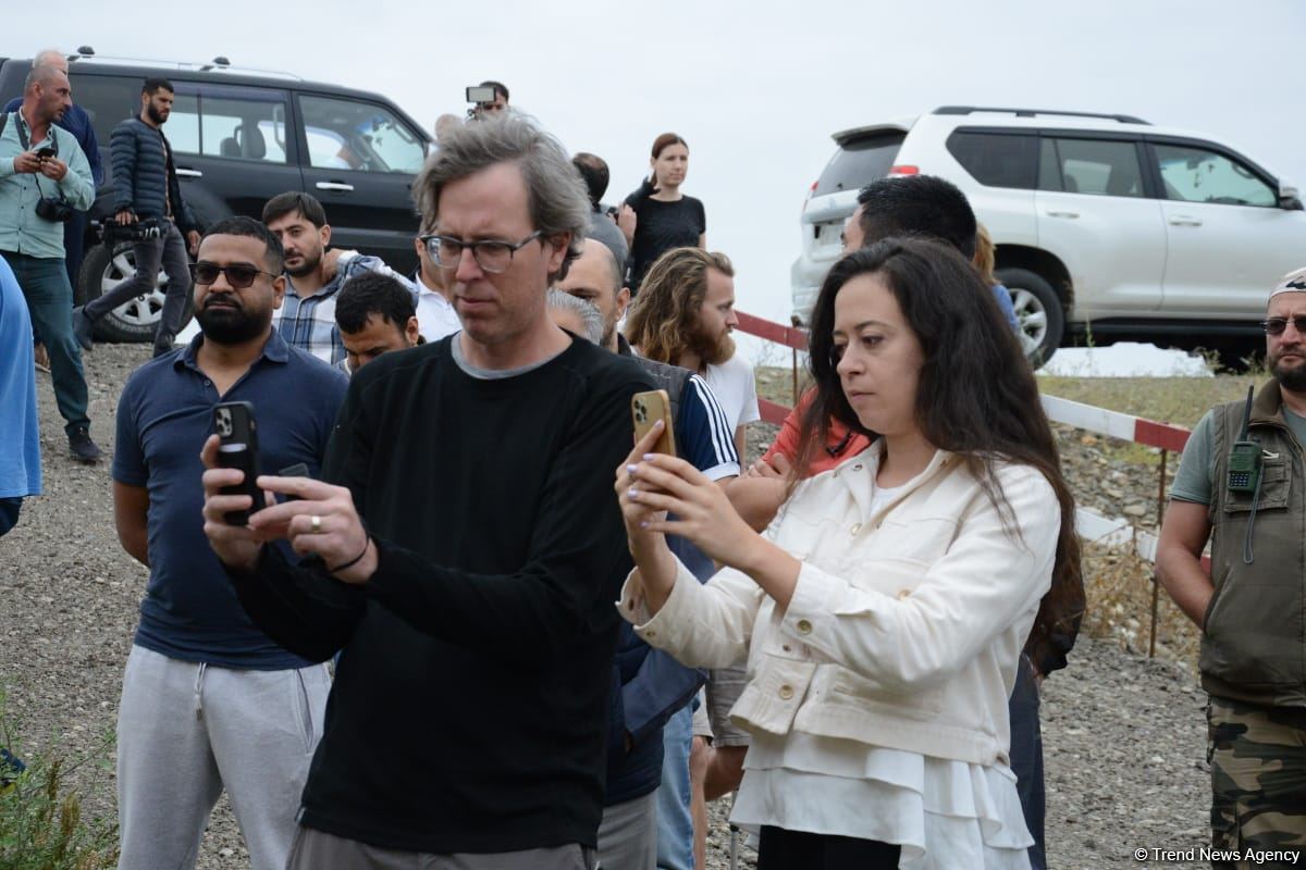 Foreign travelers visit mosque in Azerbaijan's Fuzuli (PHOTO)