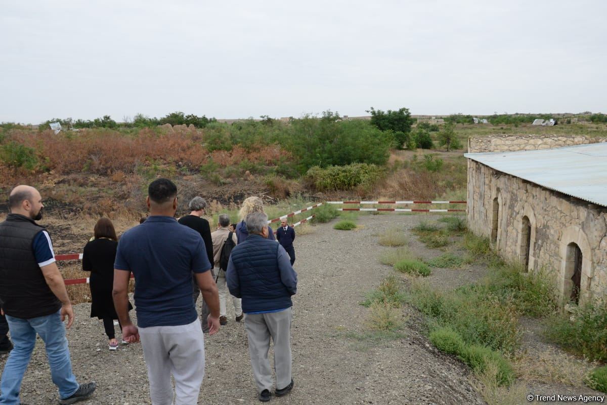 Foreign travelers visit mosque in Azerbaijan's Fuzuli (PHOTO)