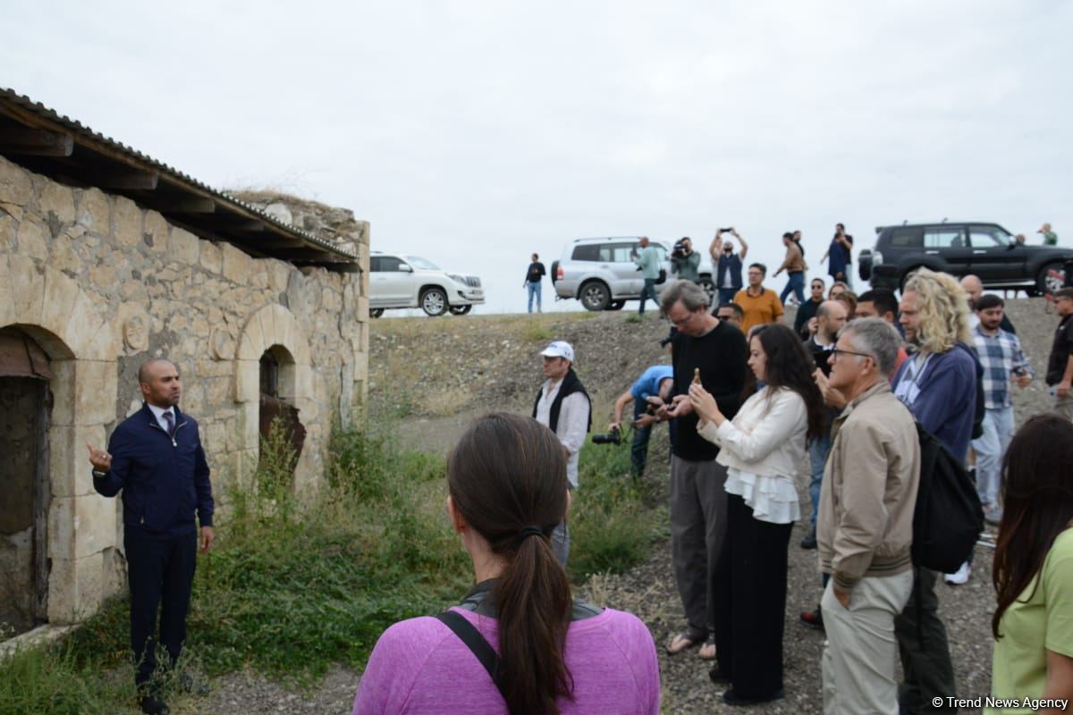 Foreign travelers visit mosque in Azerbaijan's Fuzuli (PHOTO)