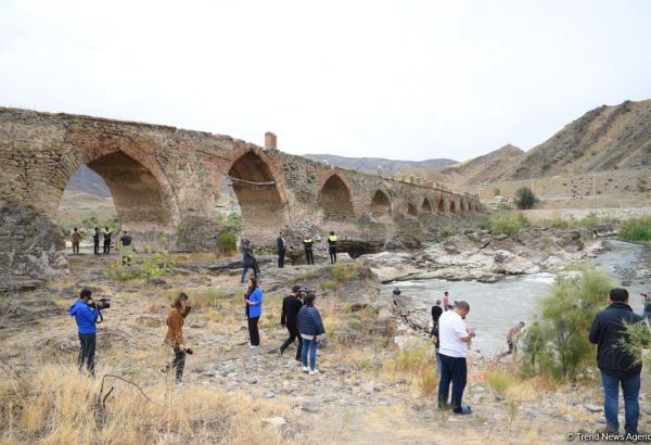 International travelers visit Khudafarin bridge located at Azerbaijan-Iran border (PHOTO)