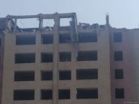 В одном из районов Баку сносится многоэтажное здание (ФОТО)