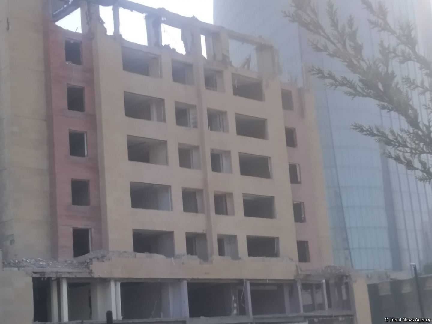 В одном из районов Баку сносится многоэтажное здание (ФОТО)