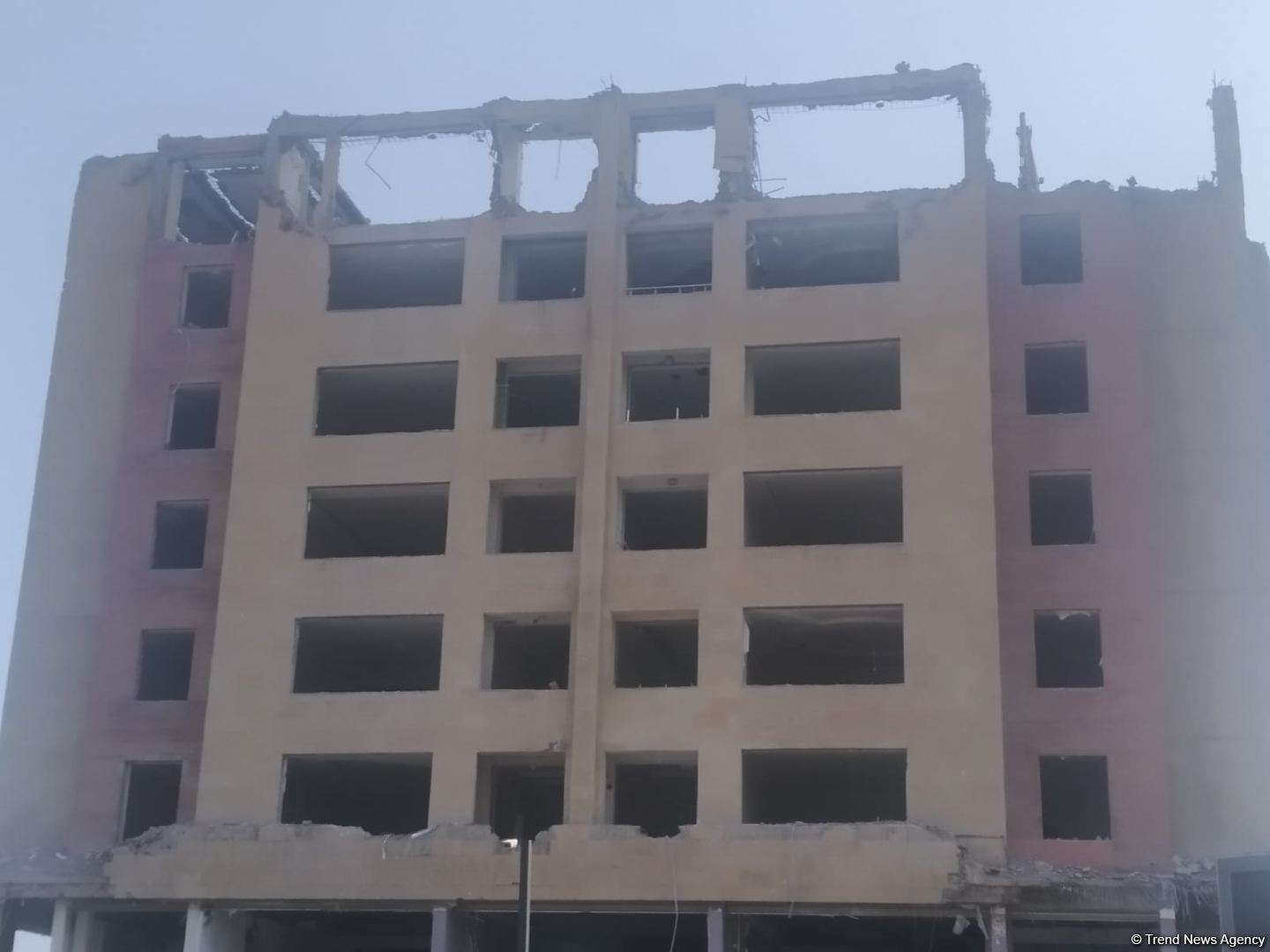 В одном из районов Баку сносится многоэтажное здание (ФОТО)