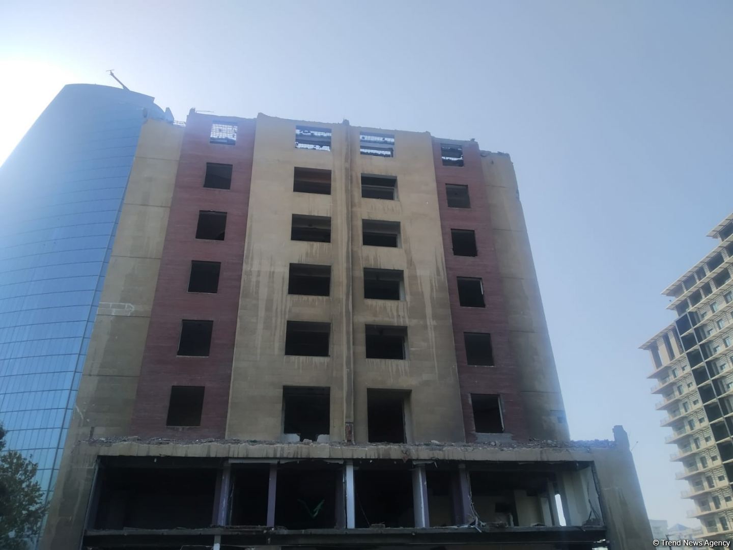 В одном из районов Баку сносится многоэтажное здание (ФОТО)