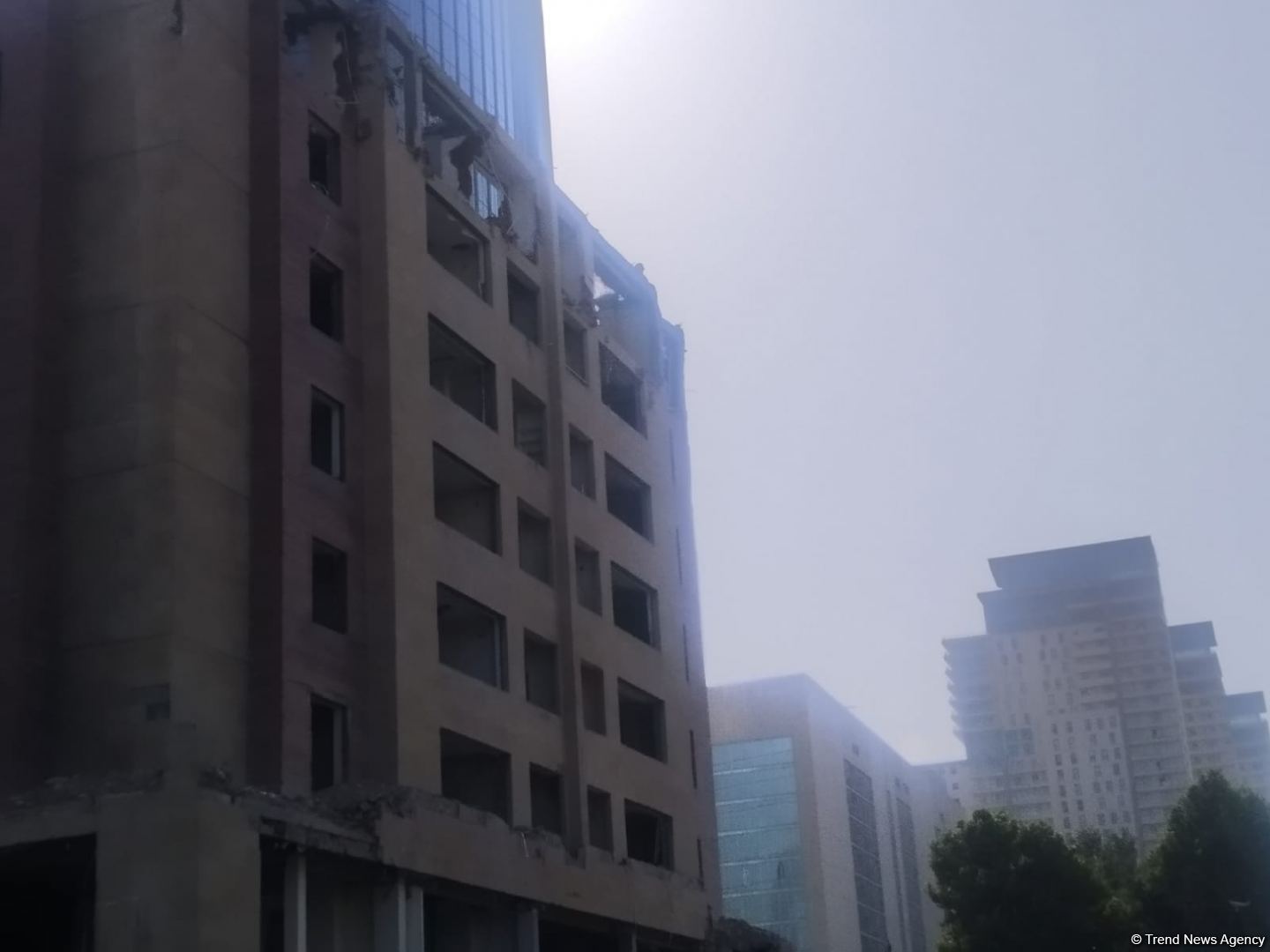 В одном из районов Баку сносится многоэтажное здание (ФОТО)