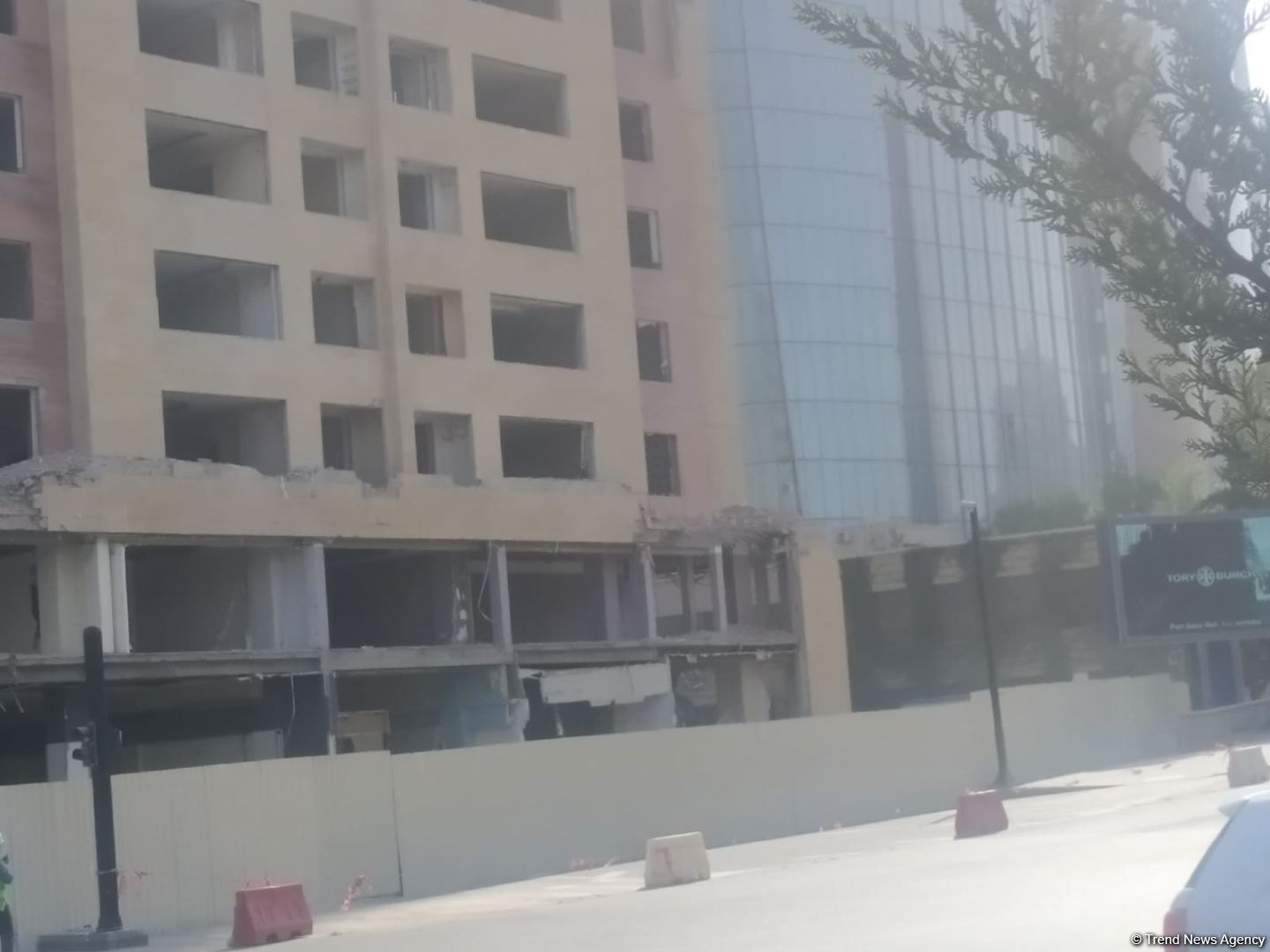 В одном из районов Баку сносится многоэтажное здание (ФОТО)