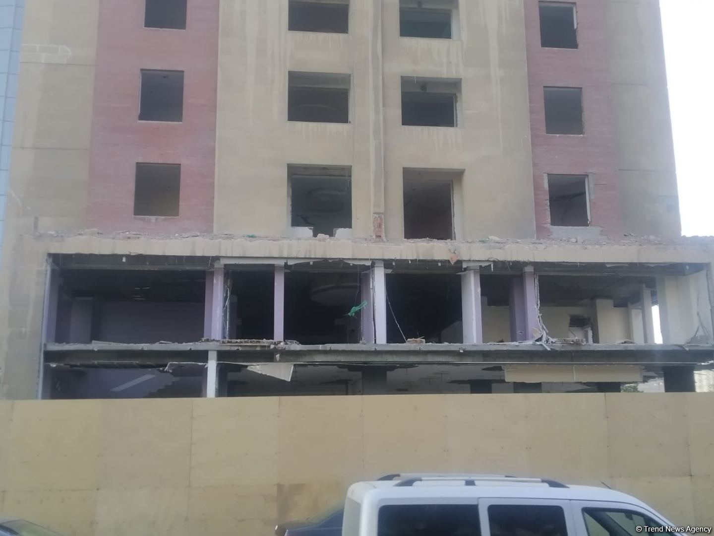 В одном из районов Баку сносится многоэтажное здание (ФОТО)