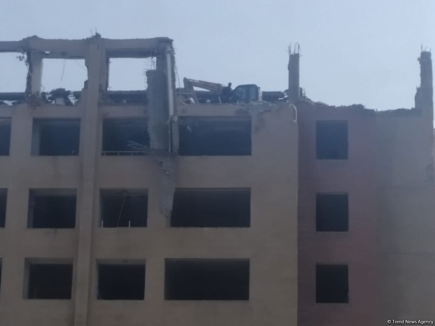 В одном из районов Баку сносится многоэтажное здание (ФОТО)