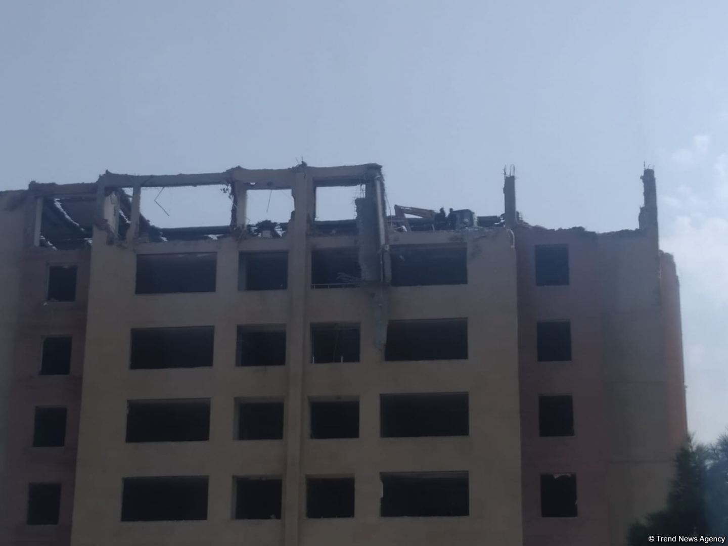 В одном из районов Баку сносится многоэтажное здание (ФОТО)