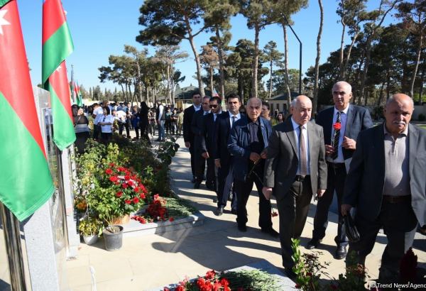 Azerbaijani people honor memories of heroic martyrs (PHOTO)