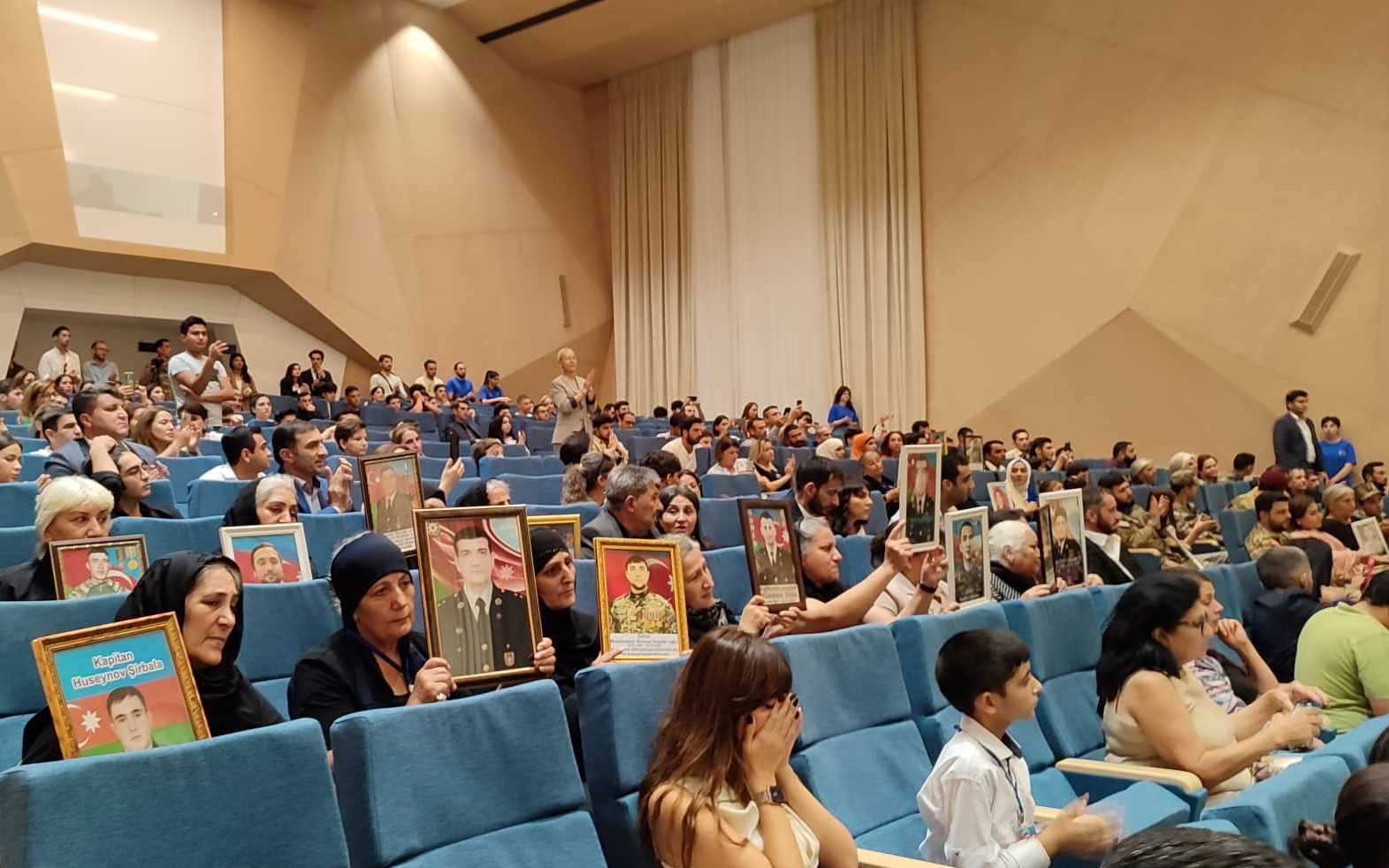 В Баку представлен спектакль "Добрая весть" о героях Карабахской войны (ФОТО)