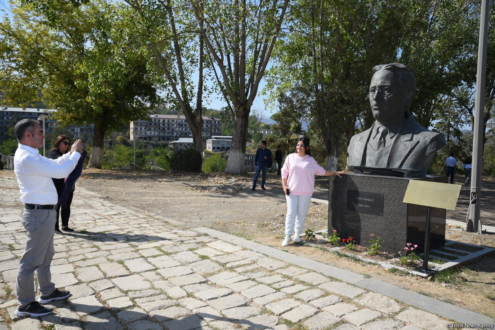 Участники I Форума мозговых центров Азербайджана совершили прогулку по историческому центру города Шуша (ФОТО)