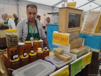На ярмарке продукции пчеловодства в Баку представлен мед, произведенный в Восточном Зангезуре и Карабахе (ФОТО)
