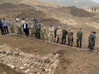 Военные атташе в Азербайджане осмотрели массовое захоронение, обнаруженное в селе Эдилли (ФОТО)
