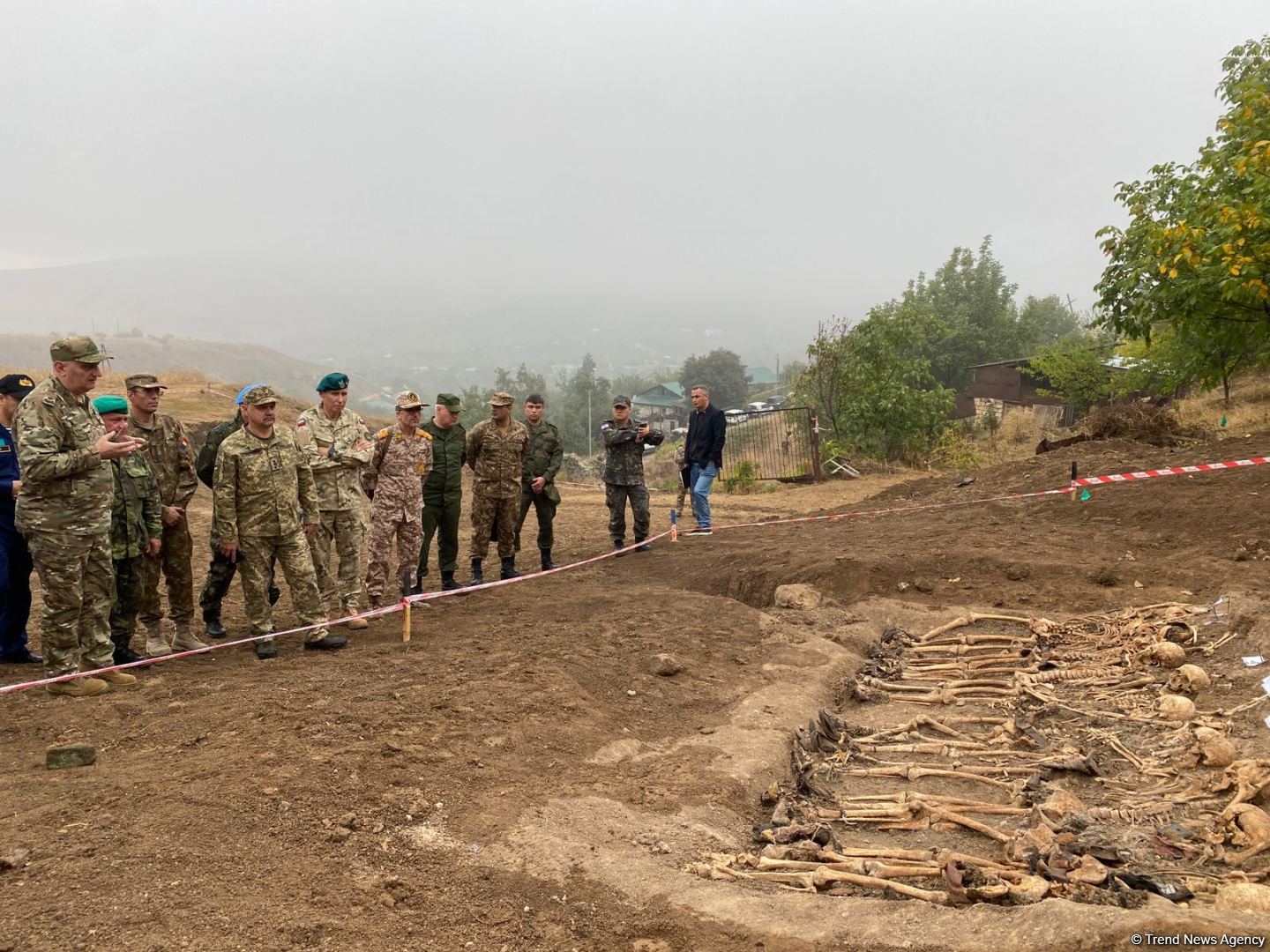 Военные атташе в Азербайджане осмотрели массовое захоронение, обнаруженное в селе Эдилли (ФОТО)