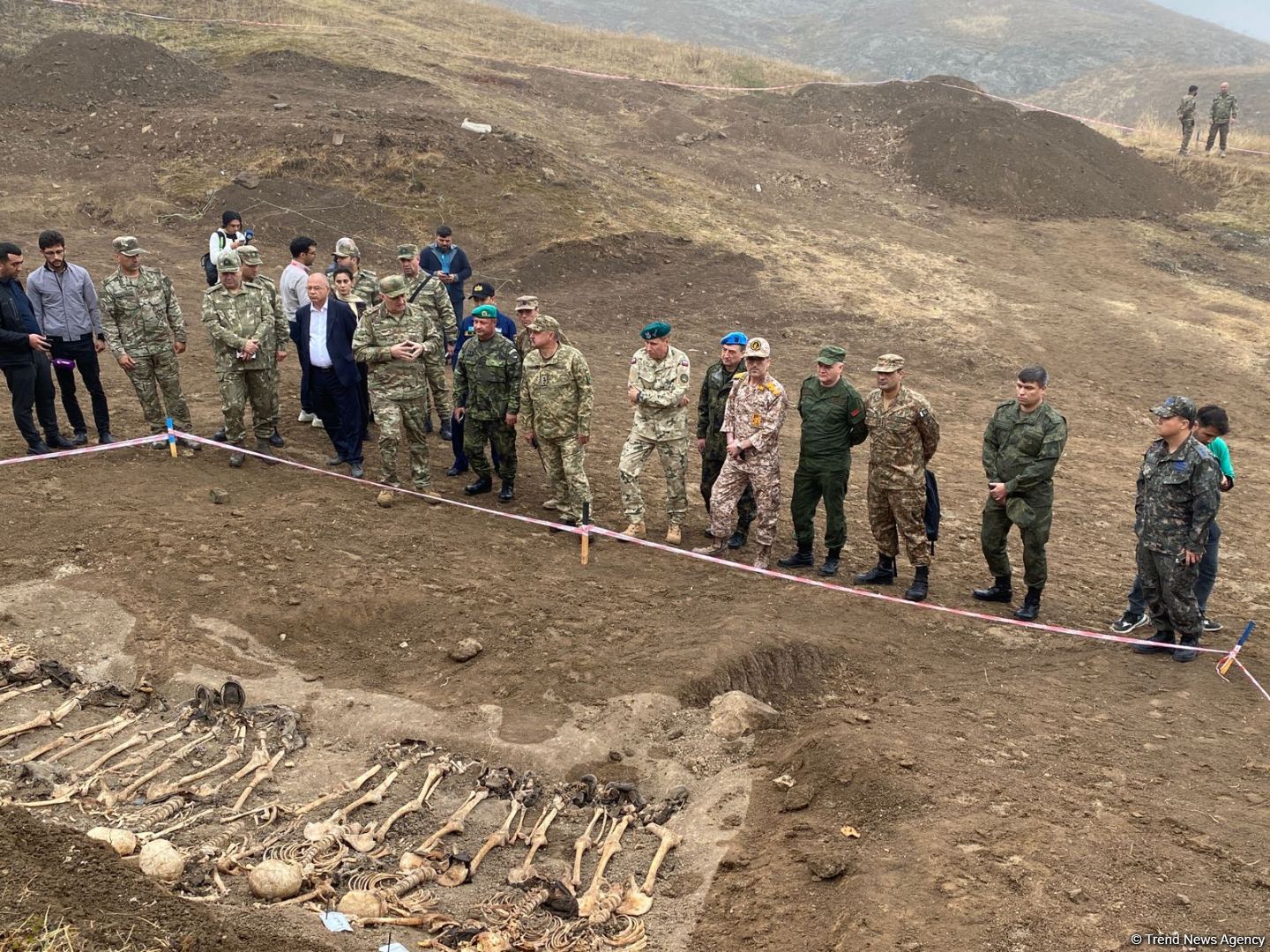 Военные атташе в Азербайджане осмотрели массовое захоронение, обнаруженное в селе Эдилли (ФОТО)