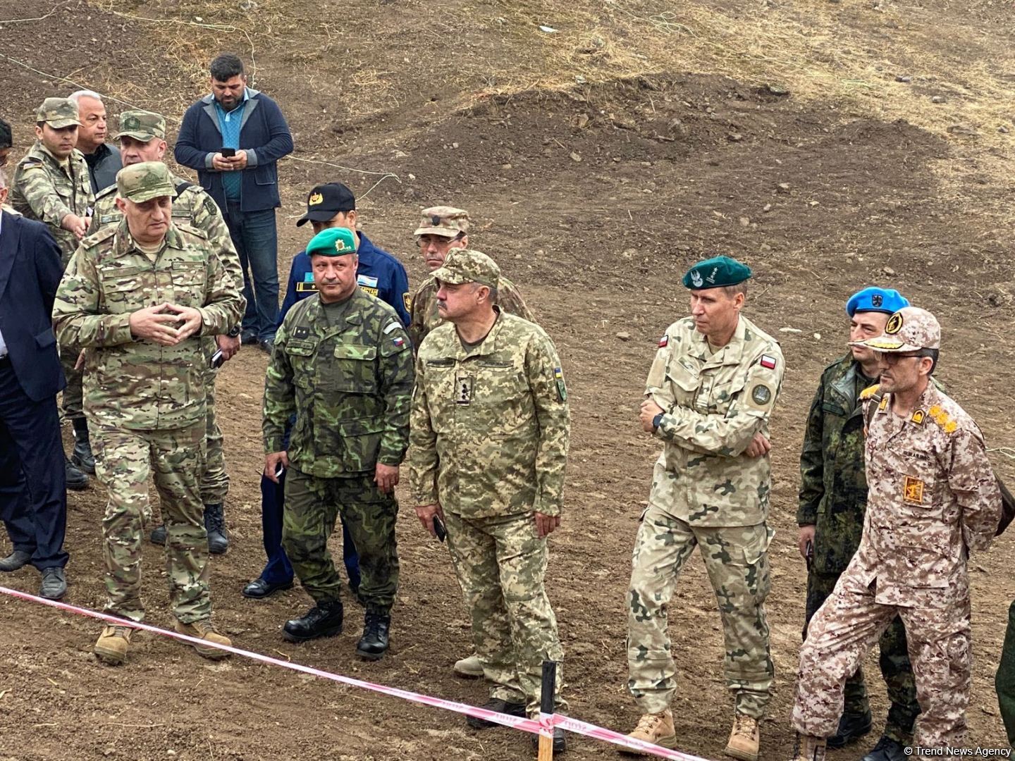 Военные атташе в Азербайджане осмотрели массовое захоронение, обнаруженное в селе Эдилли (ФОТО)