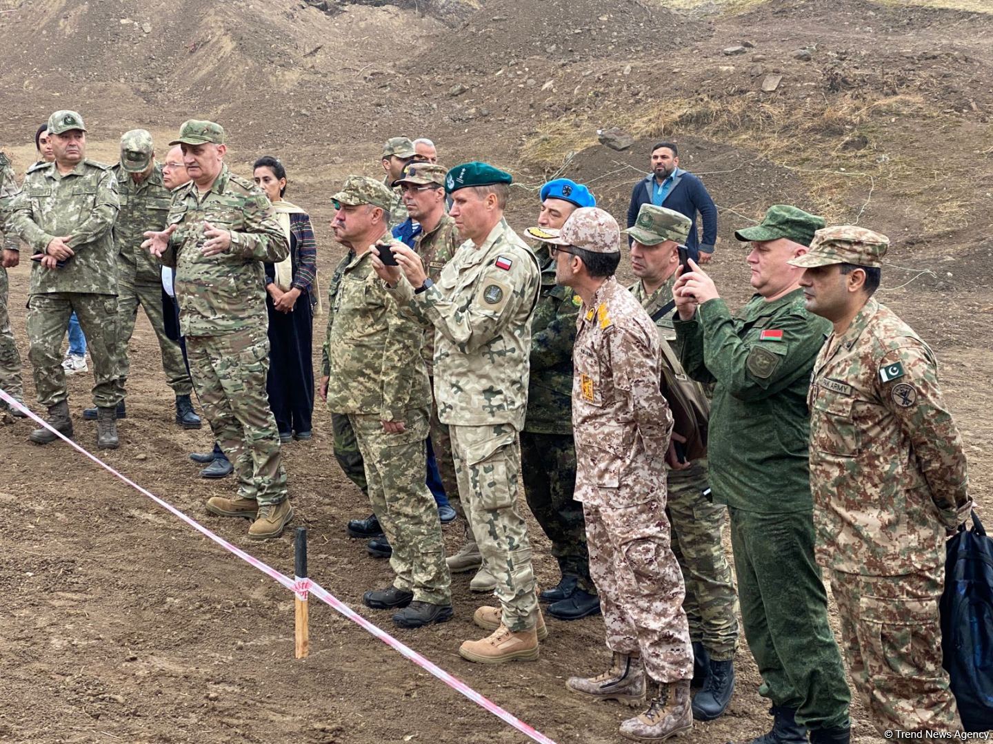 Военные атташе в Азербайджане осмотрели массовое захоронение, обнаруженное в селе Эдилли (ФОТО)