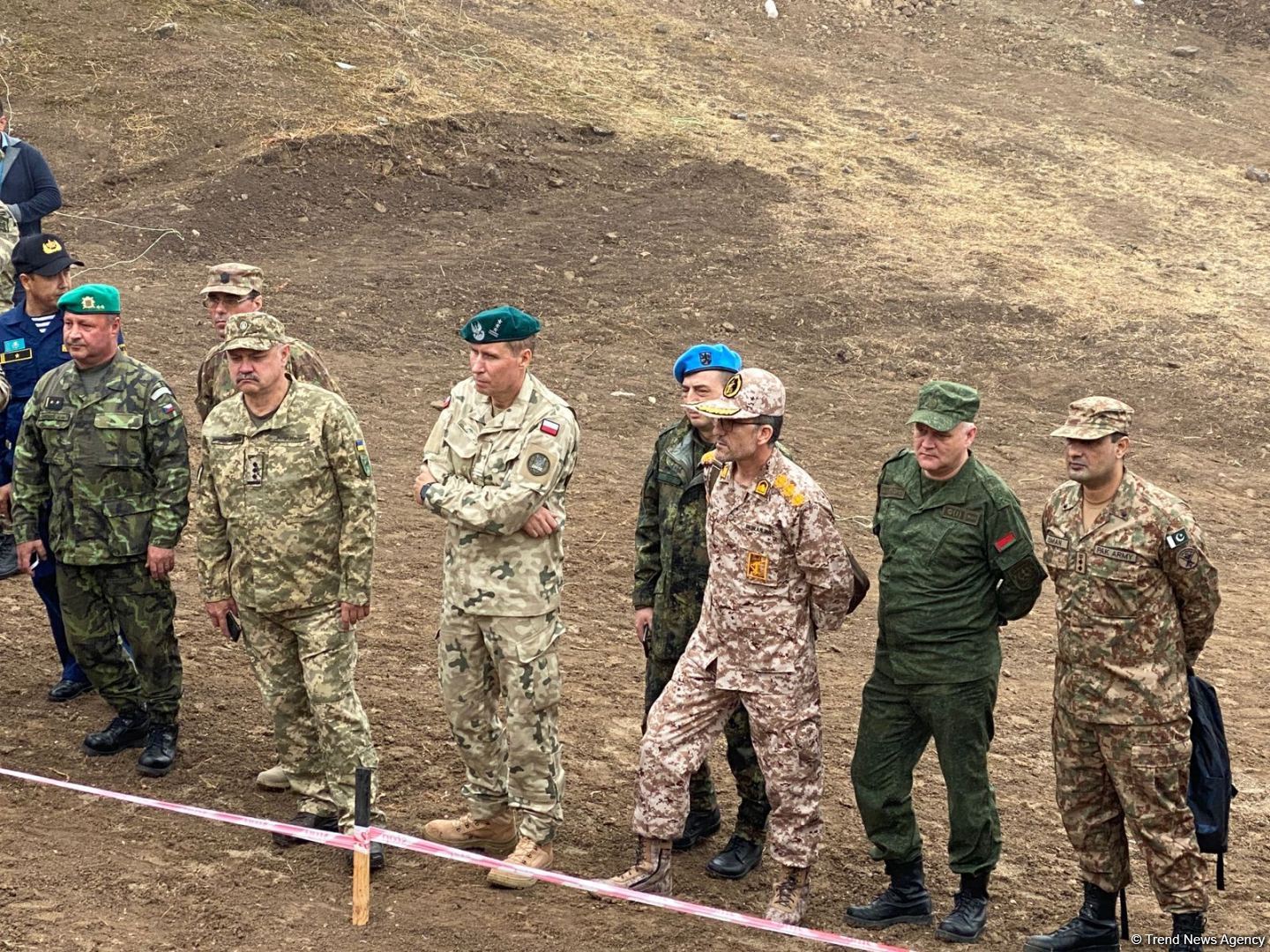 Военные атташе в Азербайджане осмотрели массовое захоронение, обнаруженное в селе Эдилли (ФОТО)