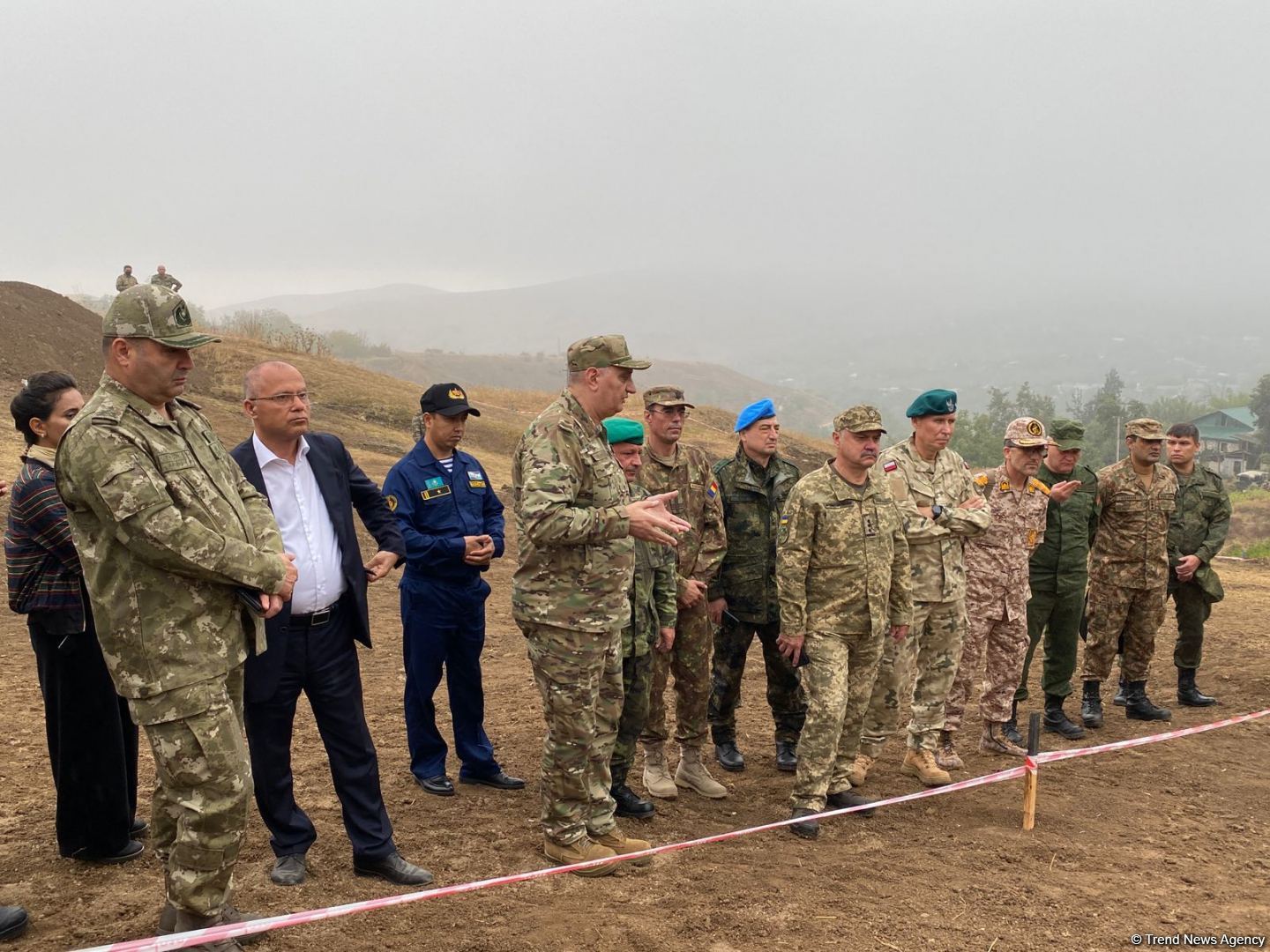 Военные атташе в Азербайджане осмотрели массовое захоронение, обнаруженное в селе Эдилли (ФОТО)