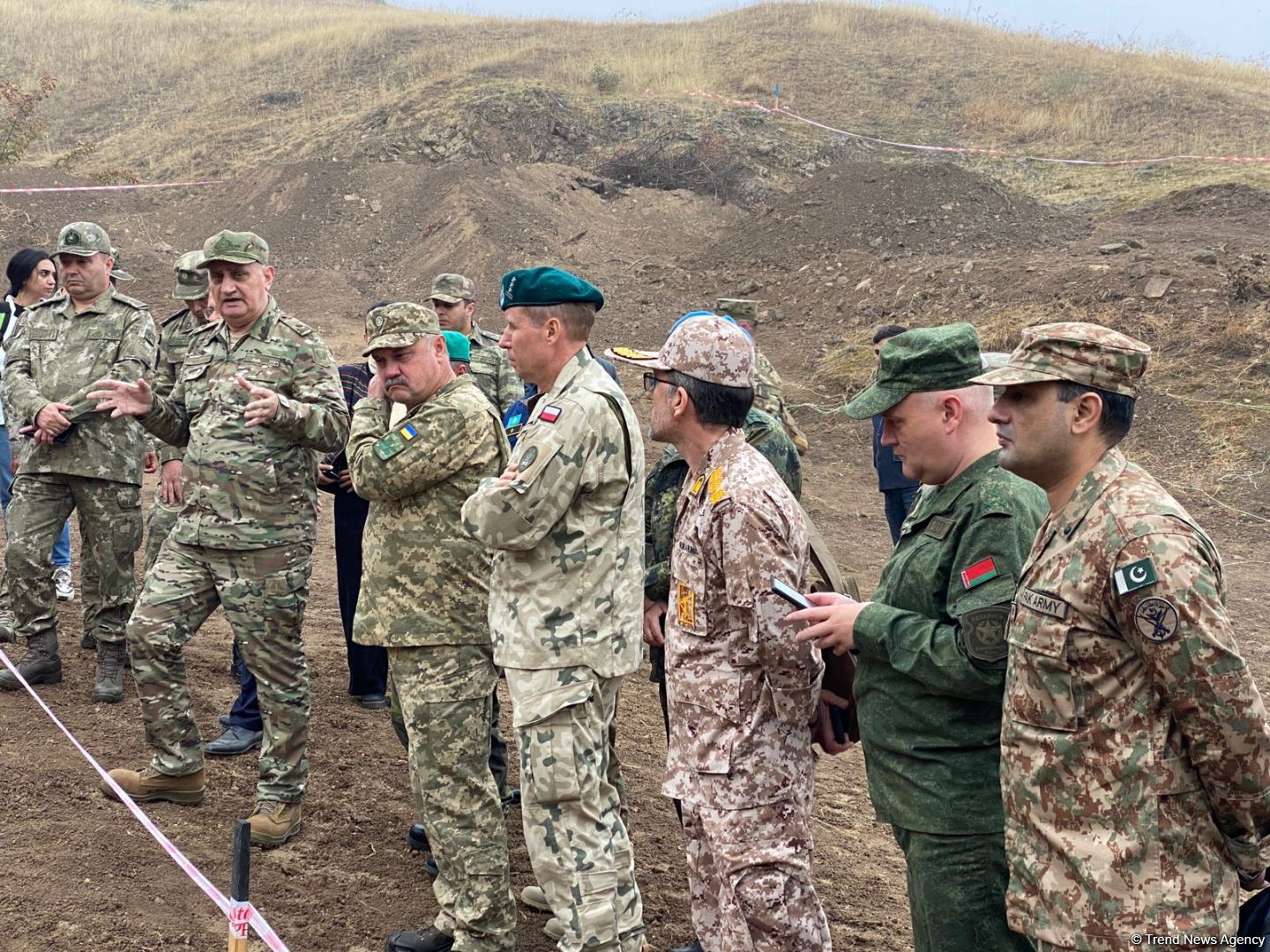 Военные атташе в Азербайджане осмотрели массовое захоронение, обнаруженное в селе Эдилли (ФОТО)