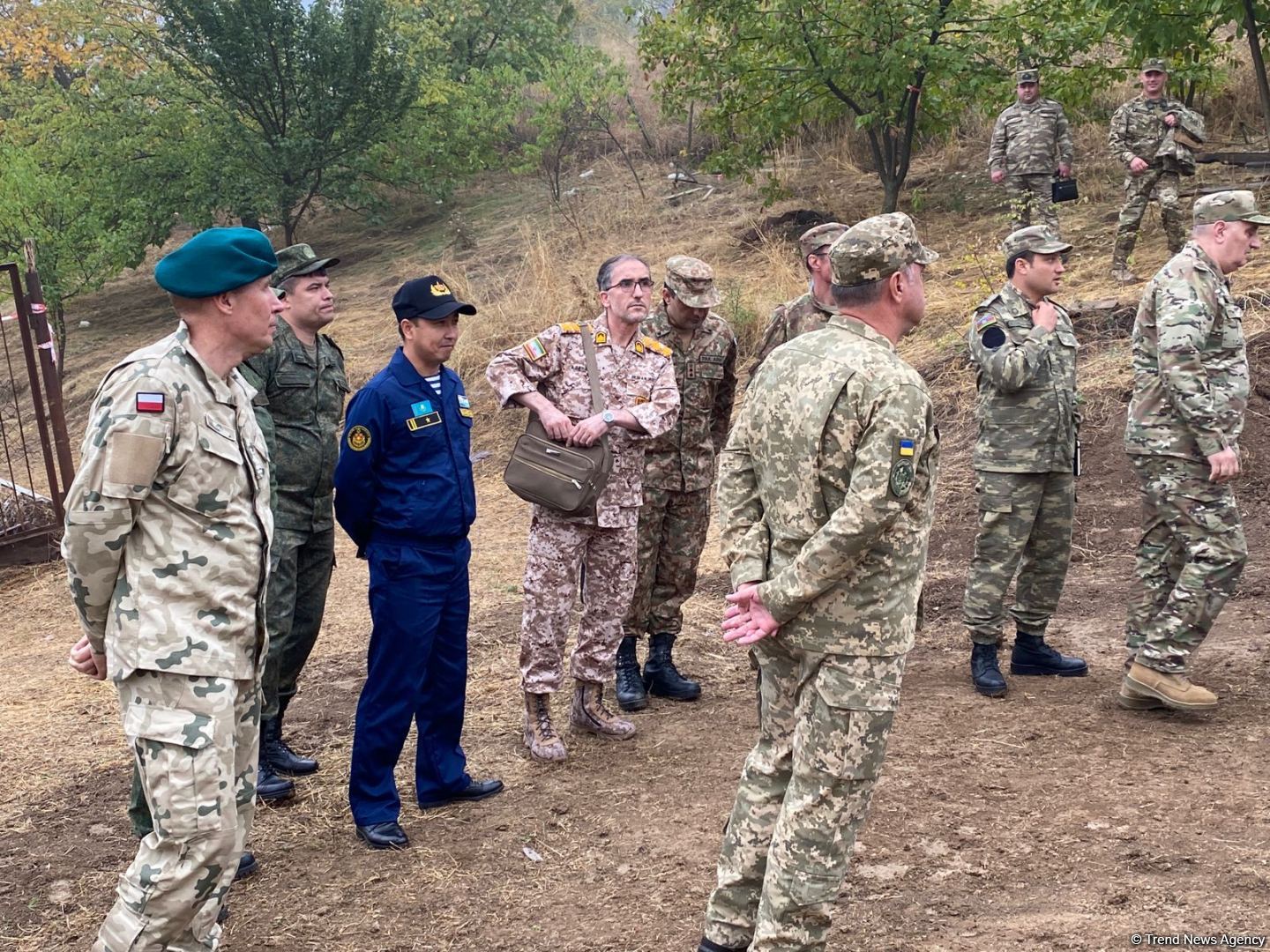 Военные атташе в Азербайджане осмотрели массовое захоронение, обнаруженное в селе Эдилли (ФОТО)